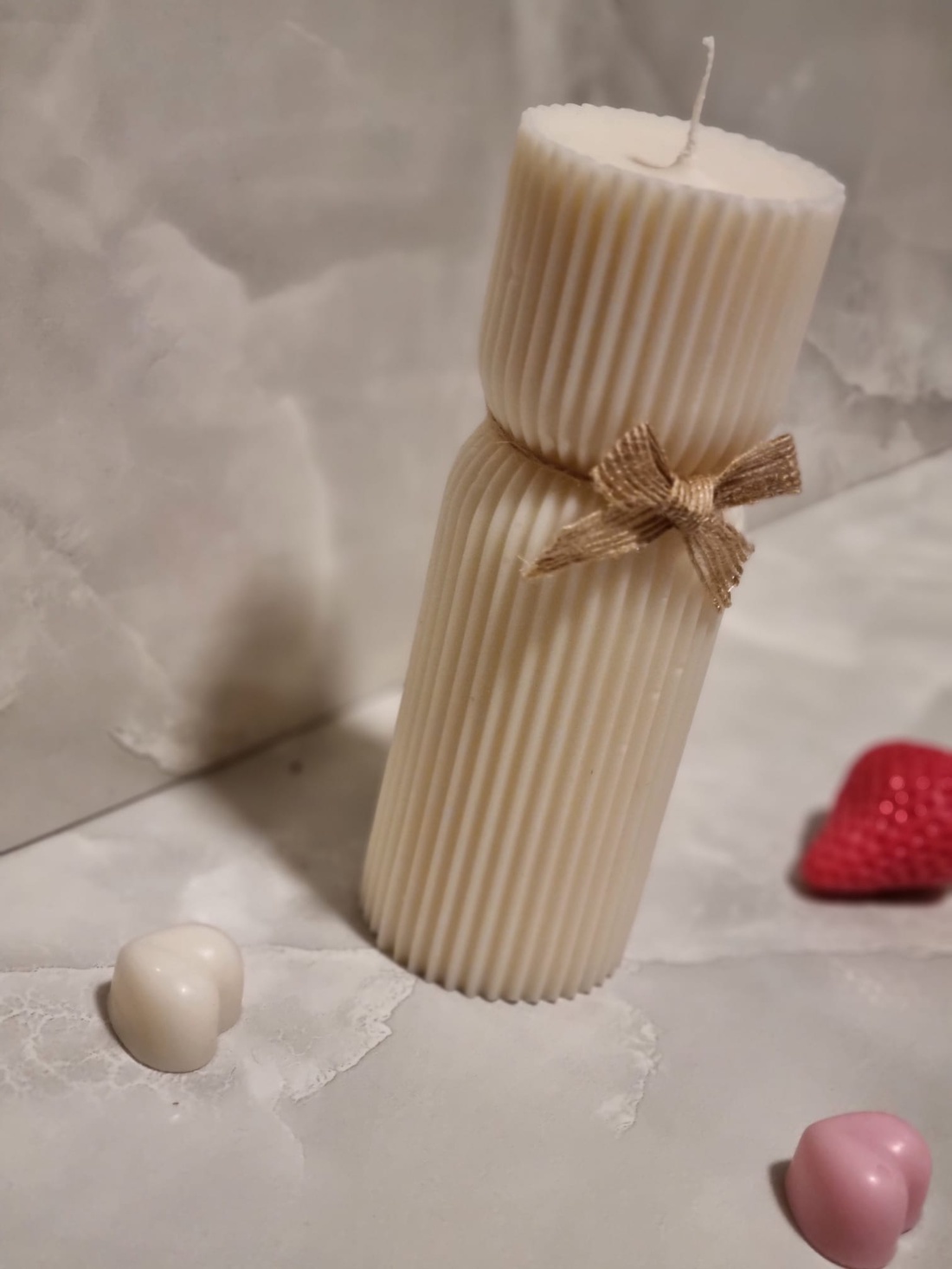 Lumânare decorativă striată, alb crem (ivory), realizată manual - casă & stil de viață - lumânări, parfumuri, arome - lumânări artizanale - Artynos.ro