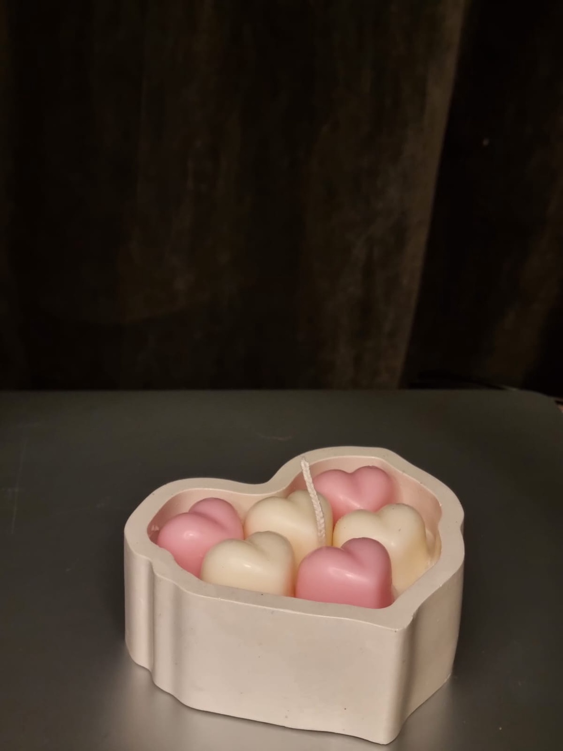 Lumânare decorativă în formă de inimă cu inimioare, creație originală - casă & stil de viață - lumânări, parfumuri, arome - lumânări artizanale - Artynos.ro