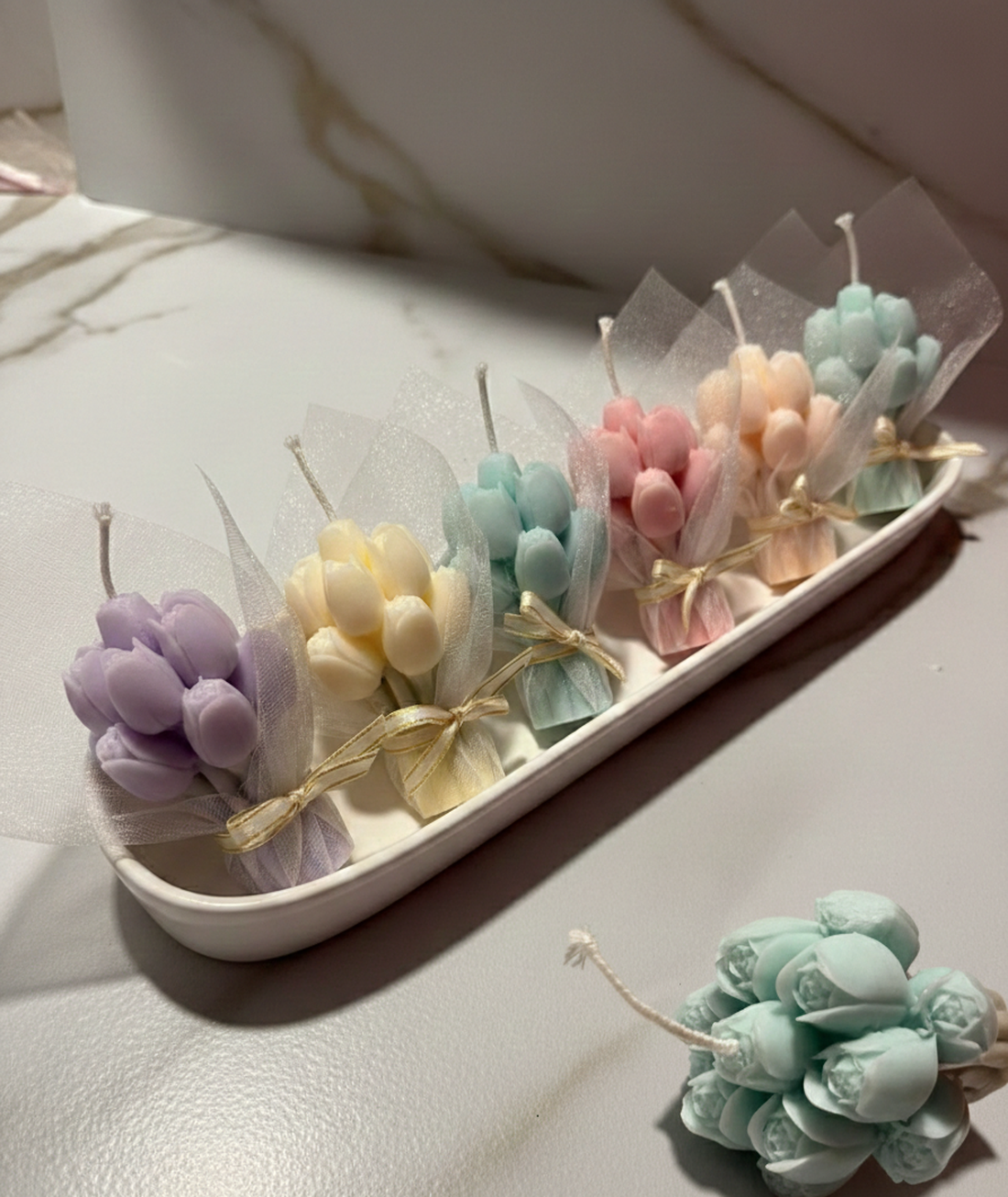 Mărțișor Buchet de Lalele Detaliat  Lumânare Artizanală din Ceară de Soia - bijuterii - mărțișor - Artynos.ro