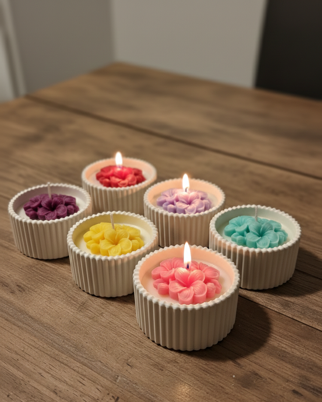 Lumânare Artizanală în Recipient Ceramic - Model Floral 3D, Ceară Naturală, Culori Pastelate - casă & stil de viață - lumânări, parfumuri, arome - lumânări artizanale - Artynos.ro