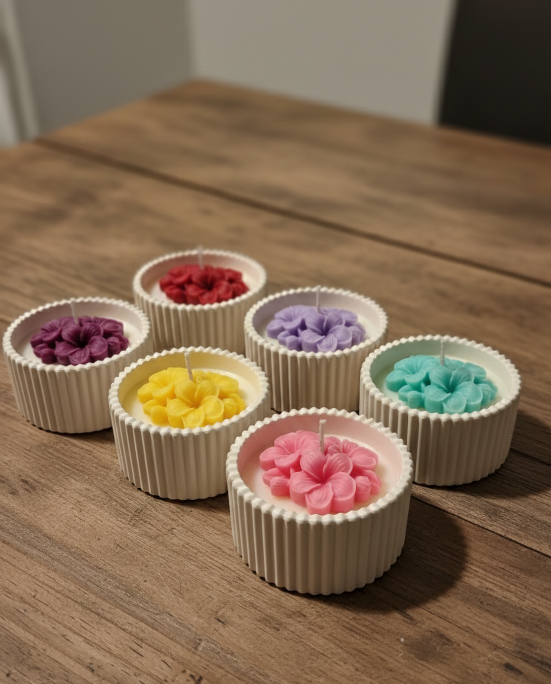 Lumânare Artizanală în Recipient Ceramic - Model Floral 3D, Ceară Naturală, Culori Pastelate - casă & stil de viață - lumânări, parfumuri, arome - lumânări artizanale - Artynos.ro