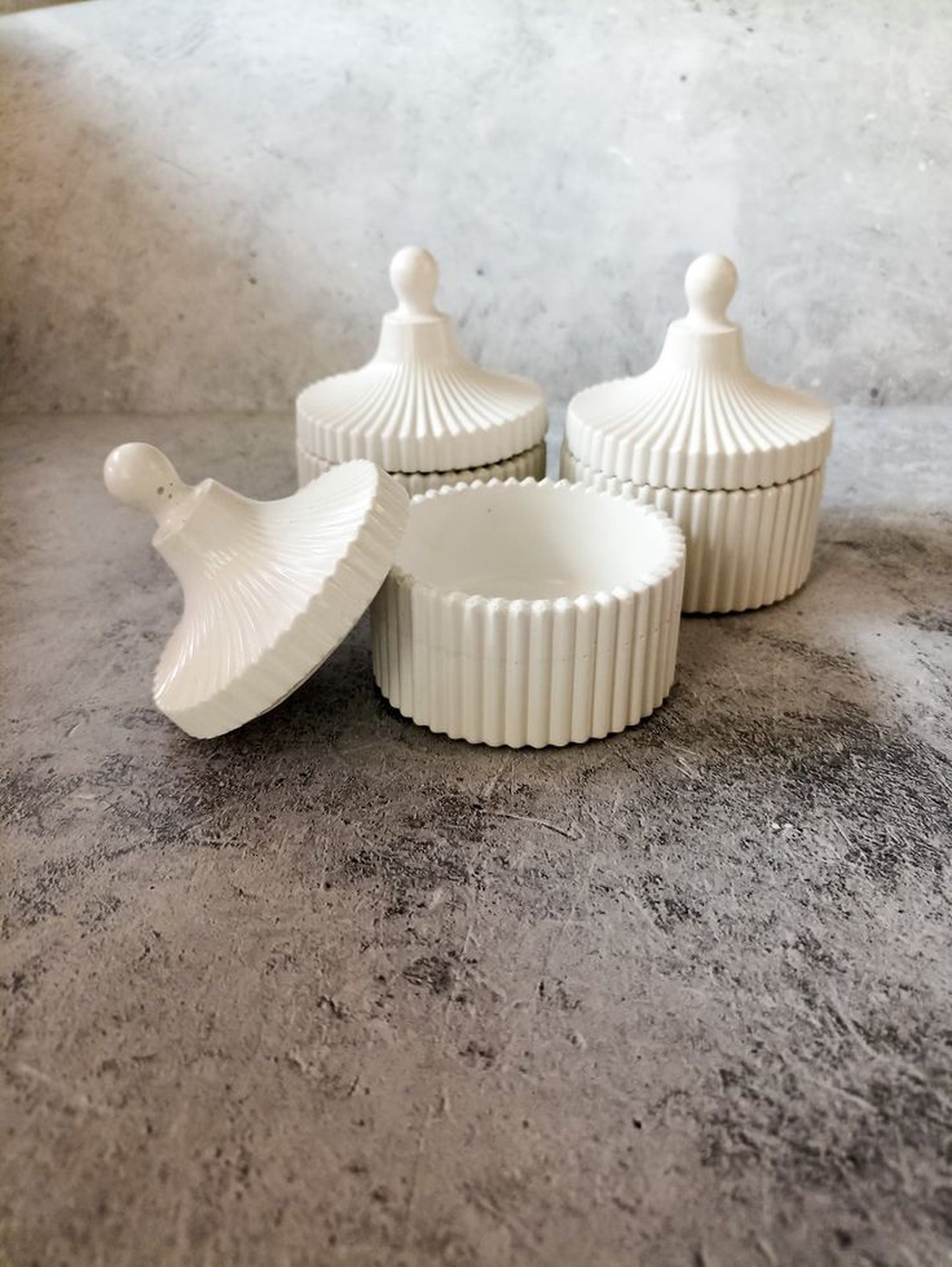 Recipient Artizanal din Ceramică cu Capac � Suport Bijuterii sau Bază Lumânare - casă & stil de viață - organizare & depozitare - cutie depozitare - Artynos.ro