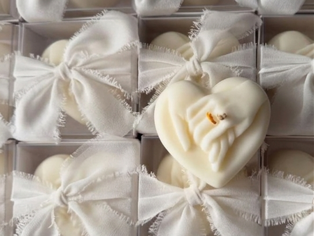 Mărturii nuntă lumânări din ceară de soia � inimă cu mâini, handmade, cadou invitați elegant - accesorii nuntă - amintiri și cadouri de nuntă - cadouri de bun venit nuntă - Artynos.ro