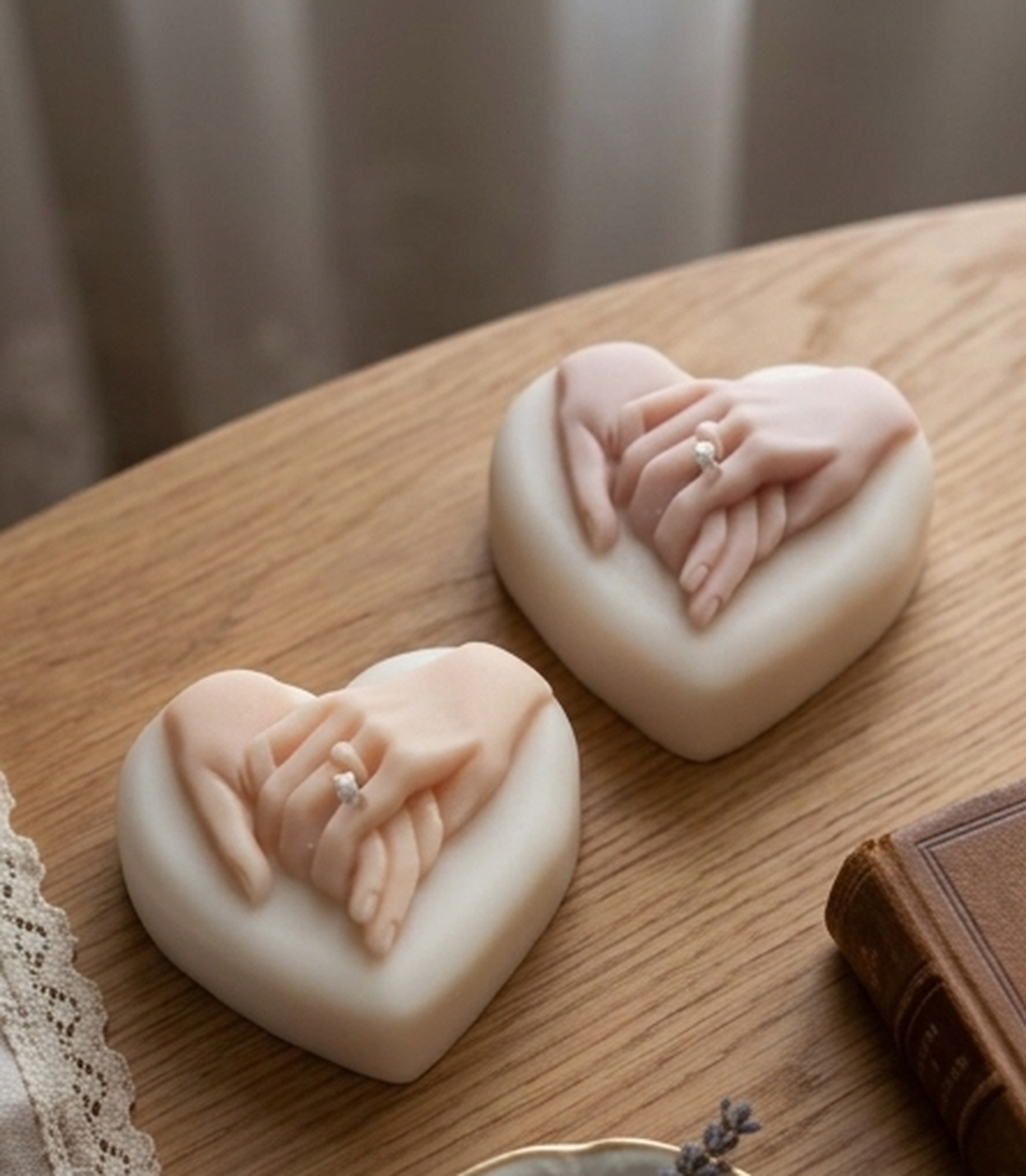 Mărturii nuntă lumânări din ceară de soia � inimă cu mâini, handmade, cadou invitați elegant - accesorii nuntă - amintiri și cadouri de nuntă - cadouri de bun venit nuntă - Artynos.ro