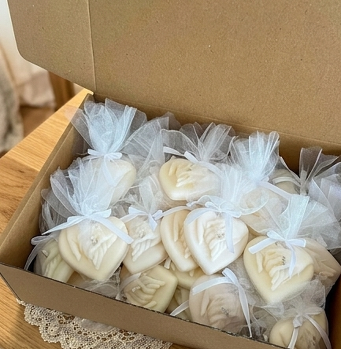 Mărturii nuntă lumânări din ceară de soia � inimă cu mâini, handmade, cadou invitați elegant - accesorii nuntă - amintiri și cadouri de nuntă - cadouri de bun venit nuntă - Artynos.ro