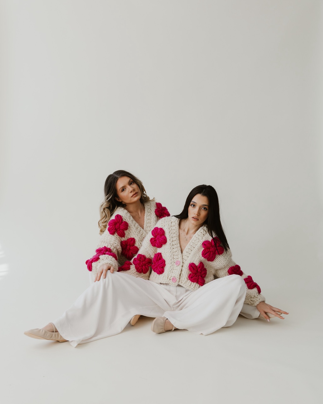 Pulover Crem cu Flori Roz - îmbrăcăminte și modă - haine damă - hanorace, cardigane - Artynos.ro Pulover Crem cu Flori Roz - îmbrăcăminte și modă - haine damă - hanorace, cardigane - Artynos.ro