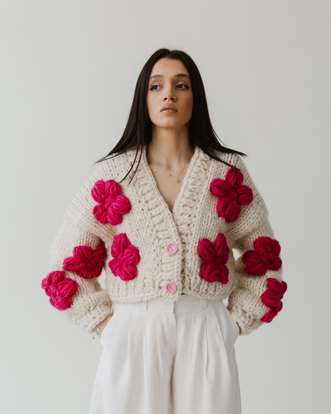 Pulover Crem cu Flori Roz - îmbrăcăminte și modă - haine damă - hanorace, cardigane - Artynos.ro Pulover Crem cu Flori Roz - îmbrăcăminte și modă - haine damă - hanorace, cardigane - Artynos.ro