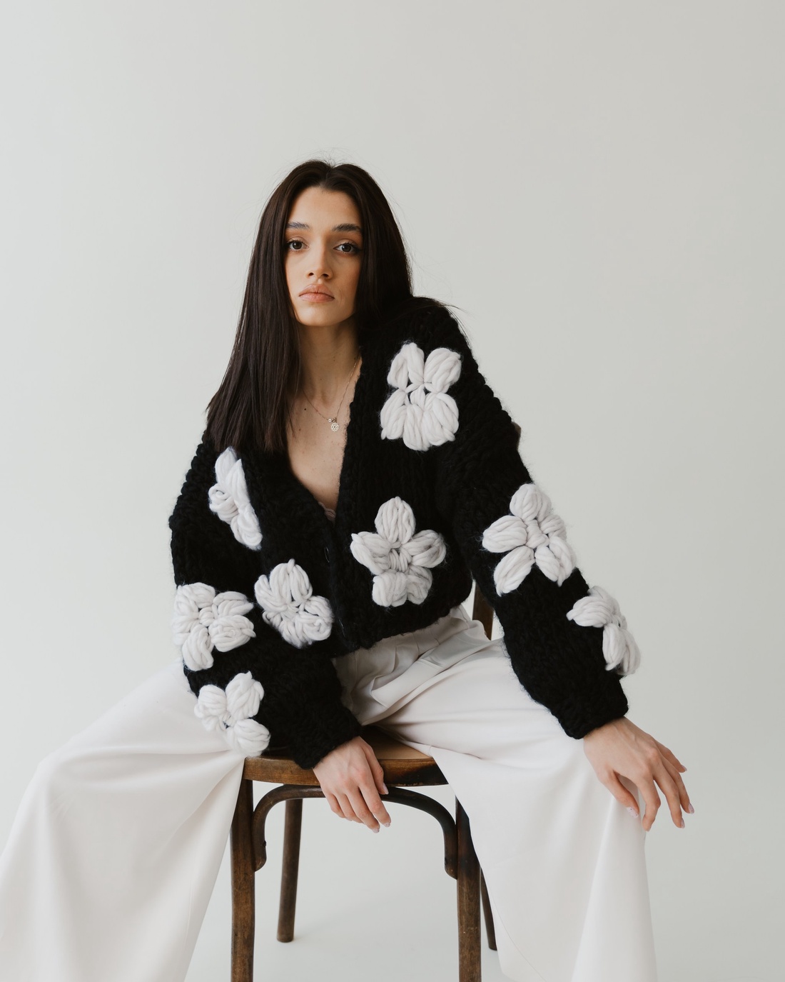 Pulover Negru cu Flori Albe - îmbrăcăminte și modă - haine damă - hanorace, cardigane - Artynos.ro