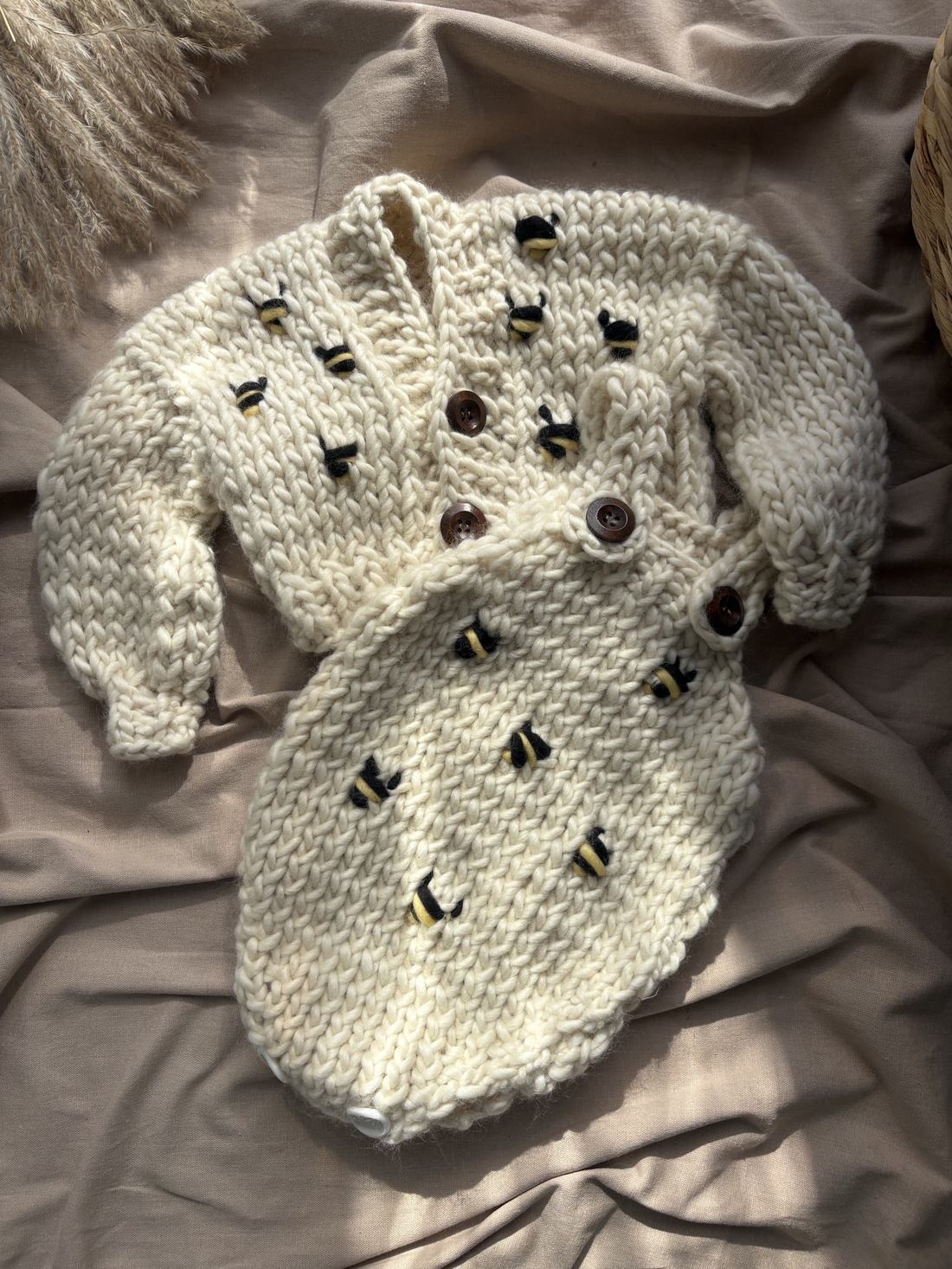 Set Pulover si Body Baby Bee Crem - îmbrăcăminte și modă - haine damă - hanorace, cardigane - Artynos.ro Set Pulover si Body Baby Bee Crem - îmbrăcăminte și modă - haine damă - hanorace, cardigane - Artynos.ro