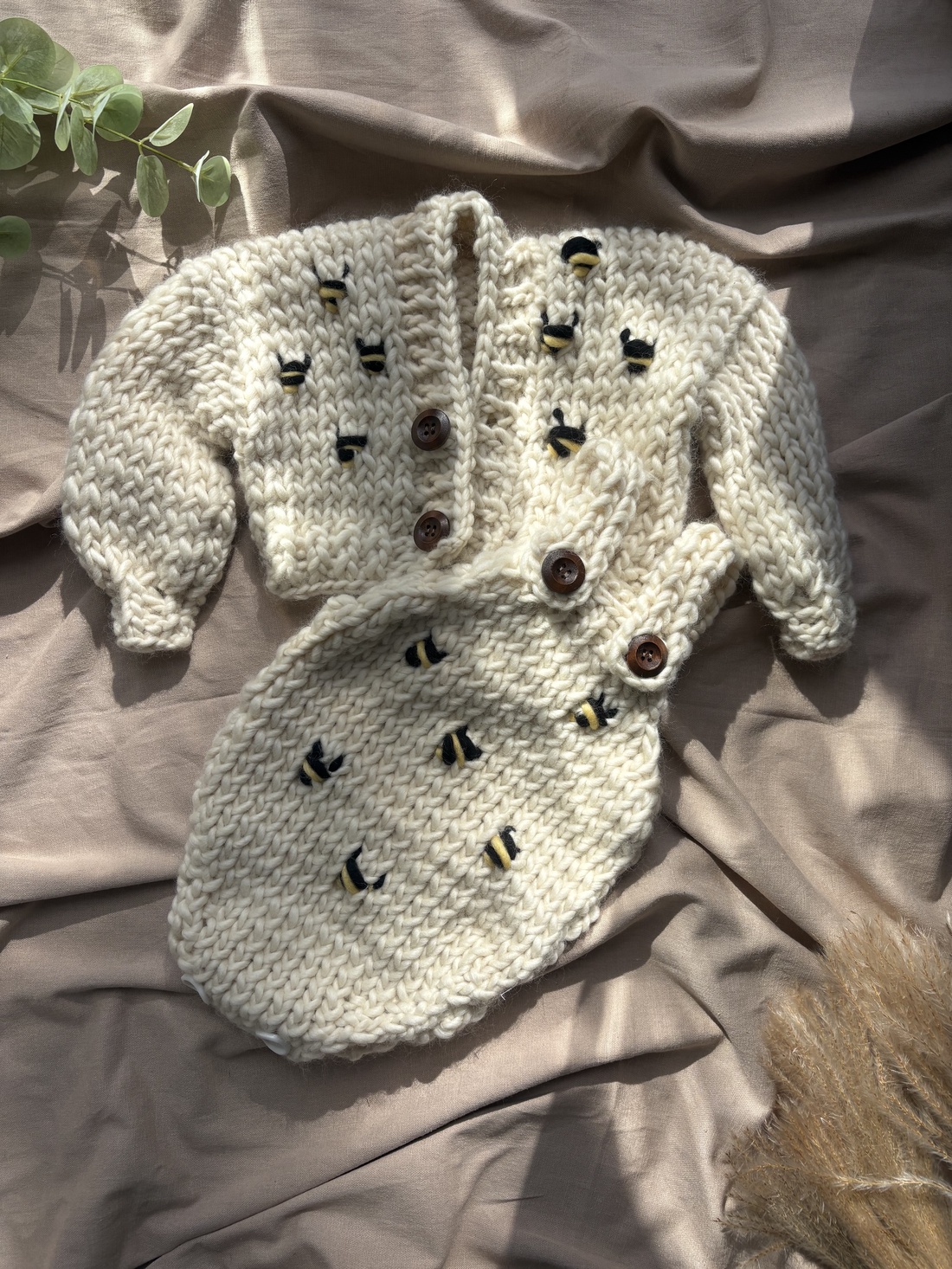 Set Pulover si Body Baby Bee Crem - îmbrăcăminte și modă - haine damă - hanorace, cardigane - Artynos.ro Set Pulover si Body Baby Bee Crem - îmbrăcăminte și modă - haine damă - hanorace, cardigane - Artynos.ro