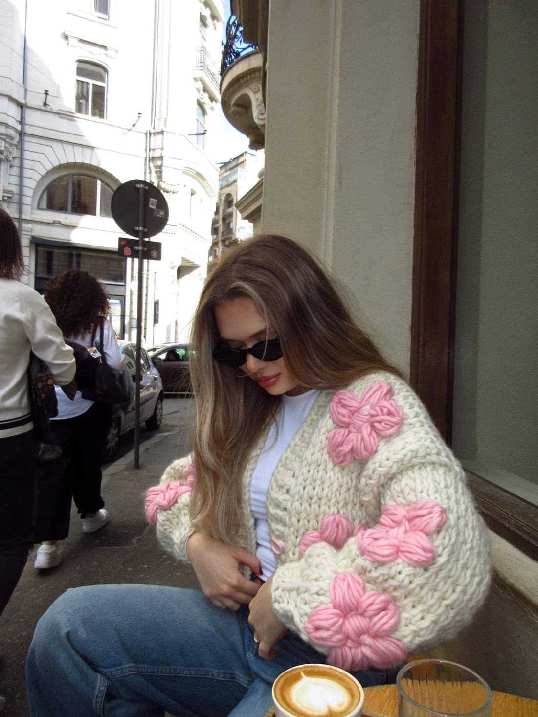 Pulover Crem cu Flori Roz Deschis - îmbrăcăminte și modă - haine damă - hanorace, cardigane - Artynos.ro