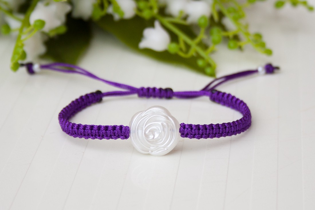 Brățară macramé împletită - Floare de trandafir violet închis - - Artynos.ro Brățară macramé împletită - Floare de trandafir violet închis - - Artynos.ro