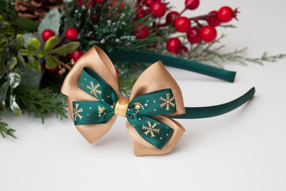 Cravată de păr cu panglică de Crăciun - auriu/verde închis - crăciun - îmbrăcăminte de crăciun - Artynos.ro Cravată de păr cu panglică de Crăciun - auriu/verde închis - crăciun - îmbrăcăminte de crăciun - Artynos.ro