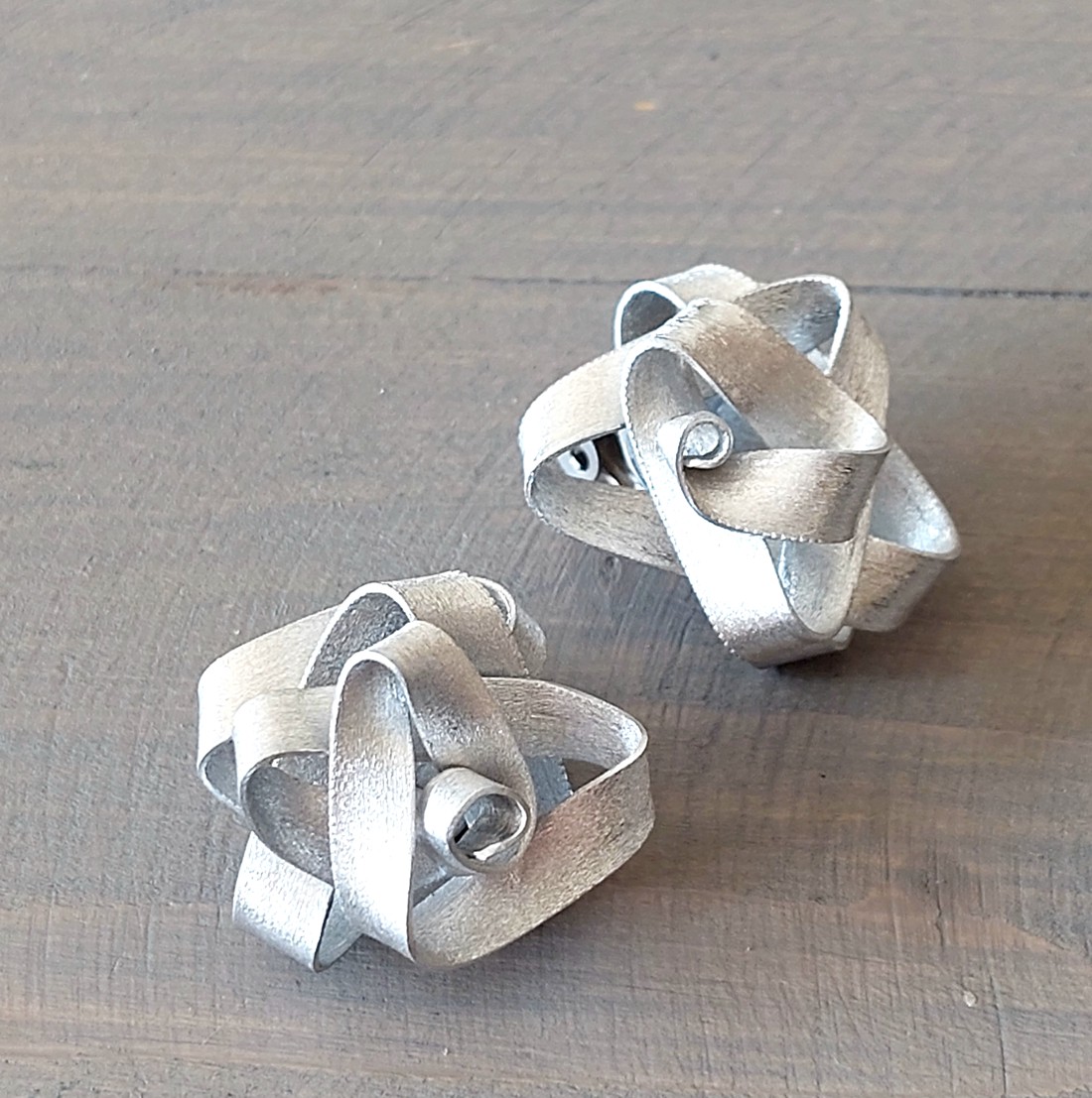 Cercei cu trandafiri din aluminiu -  - Artynos.ro Cercei cu trandafiri din aluminiu -  - Artynos.ro