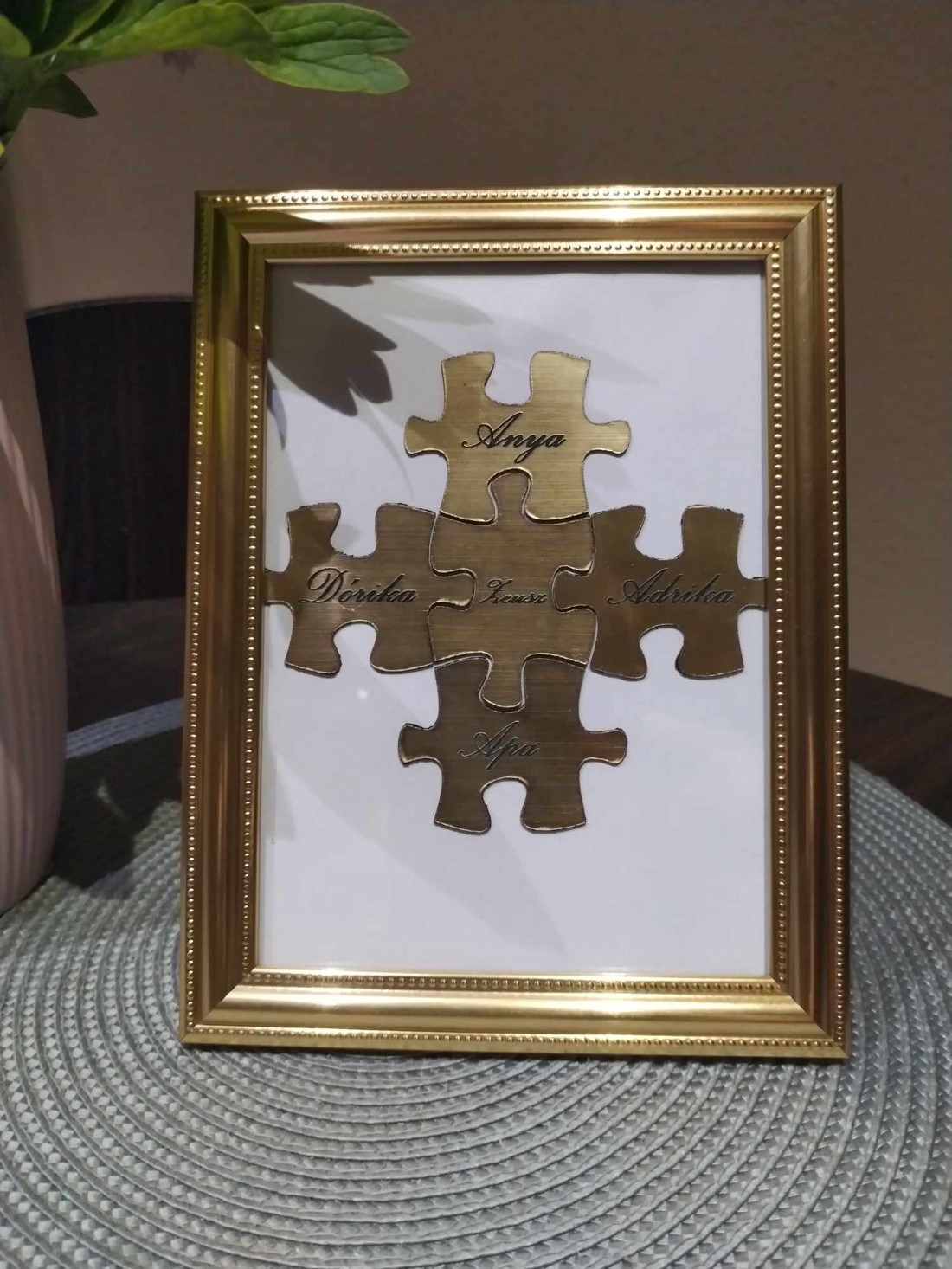 Puzzle de familie cu gravură unică - - Artynos.ro Puzzle de familie cu gravură unică - - Artynos.ro