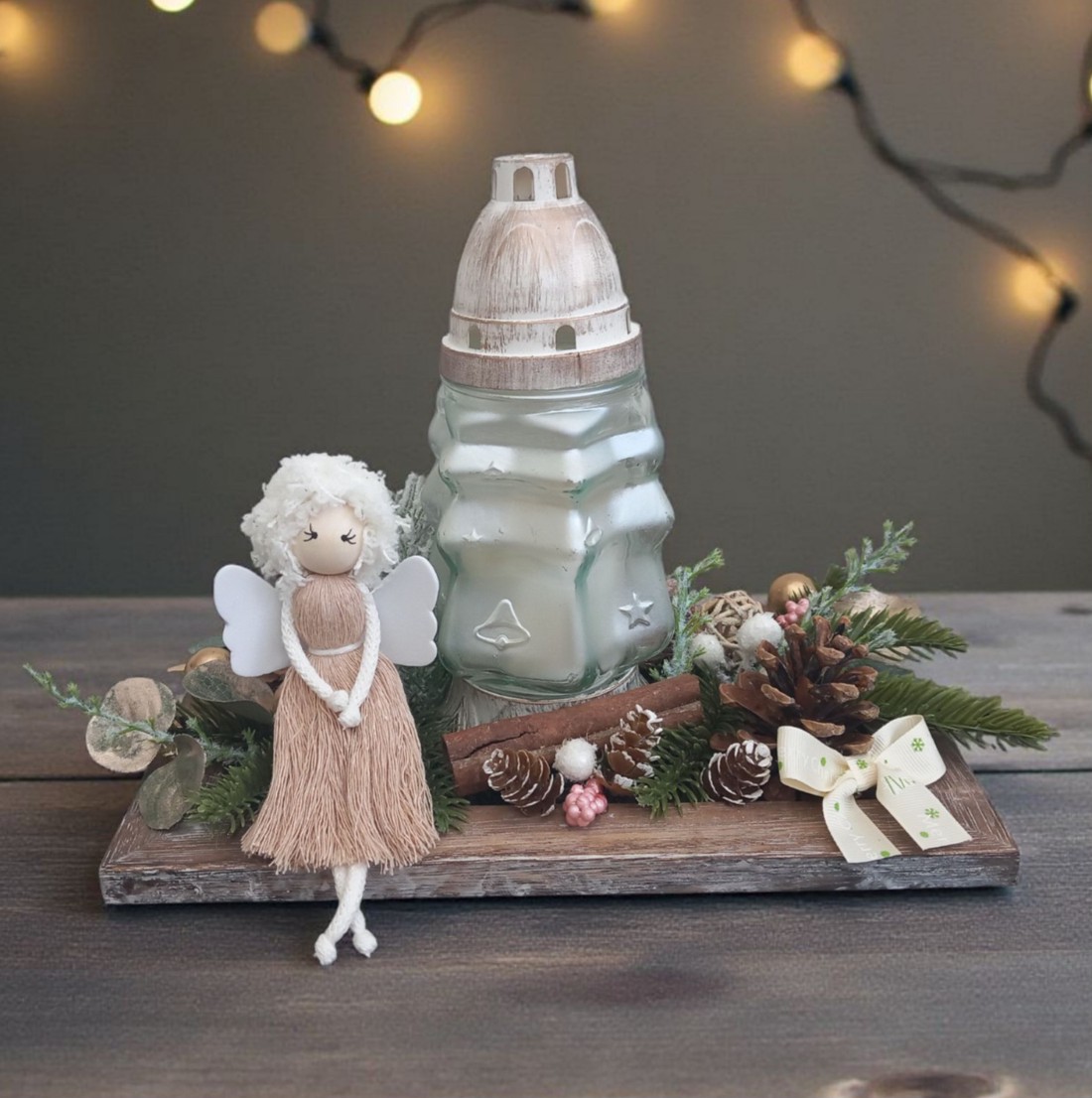 Piesă centrală de Crăciun în aer liber - macramé cu înger, lumânare și culori naturale cu sclipici auriu - crăciun - decorațiuni de crăciun de casă - decor pentru masă de crăciun - Artynos.ro