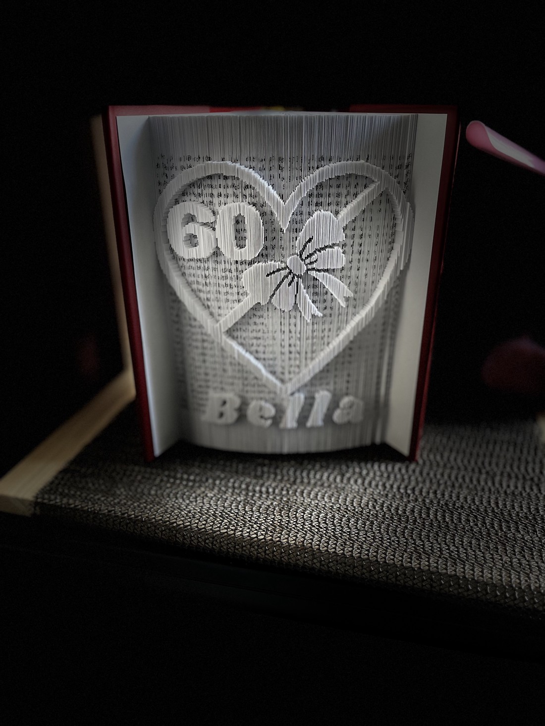 Sculptură carte aniversară - casă & stil de viață - accesorii pentru decorat casa - decorațiuni de masă și decorațiuni pentru rafturi  - sculptură de carte, carte pliată - Artynos.ro