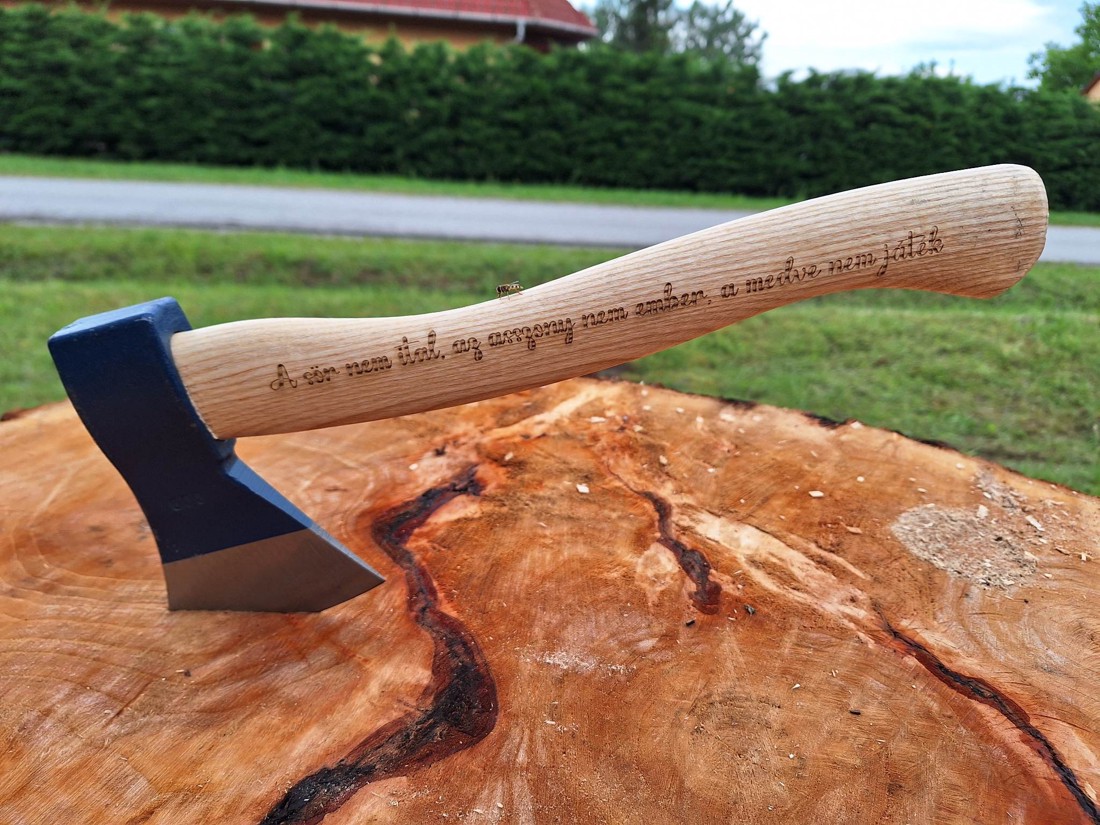 Topor cu gravură unică � numai pentru bărbați adevărați! - casă & stil de viață - accesorii de grădină - unelte de grădinărit - Artynos.ro