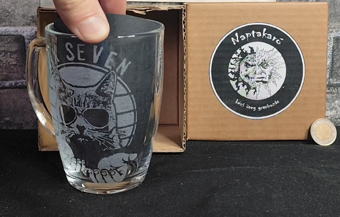 Cana cu șase sau șapte pisici  -  - Artynos.ro