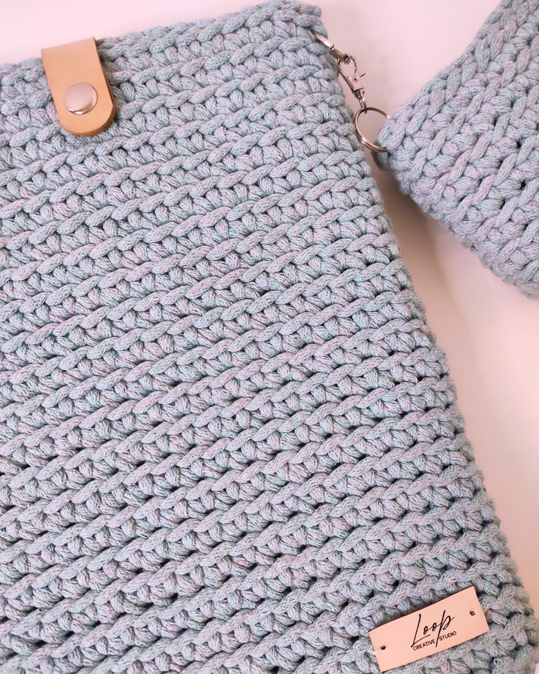 Husă pentru laptop croșetată, cu dimensiuni și culori personalizate � cadou cu suport detașabil pentru încărcător - genți și portofele - geantă laptop - Artynos.ro