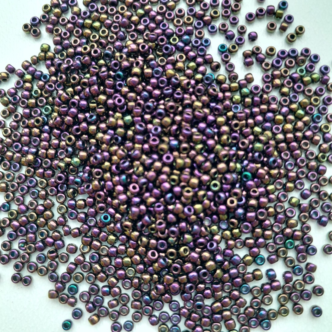 Toho Round Mantis Pearl - Dimensiune 11/0 - 10 grame per pachet - Iris violet metalizat - - Artynos.ro Toho Round Mantis Pearl - Dimensiune 11/0 - 10 grame per pachet - Iris violet metalizat - - Artynos.ro