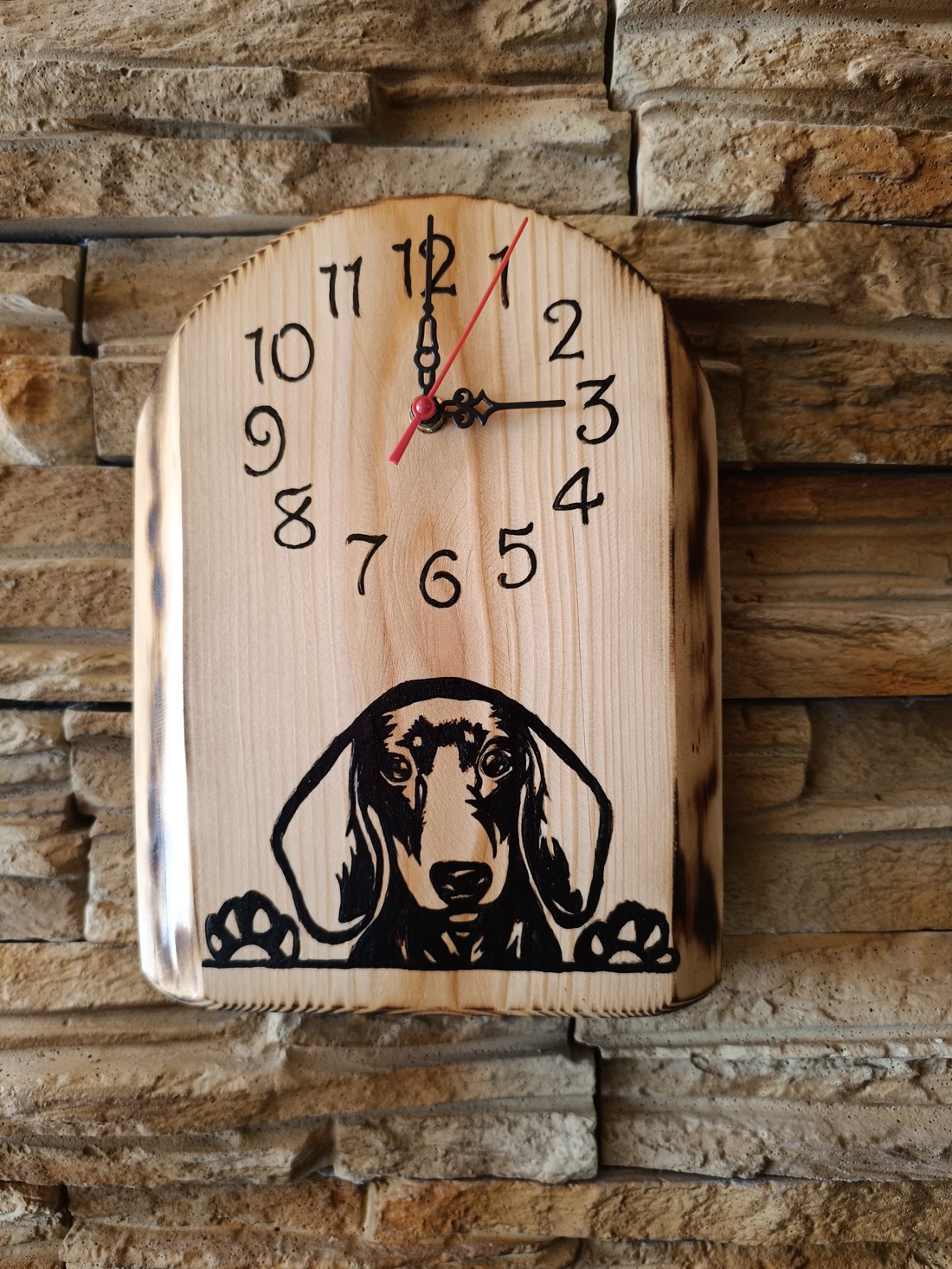Ceas de perete din lemn cu câine dachshund -  - Artynos.ro