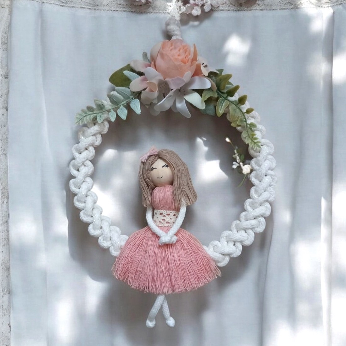 Decorațiune de perete de primăvară - păpușă macramé cu flori - casă & stil de viață - decorațiuni de casă - decorațiuni de pereți - decor de pereți, macrame - Artynos.ro