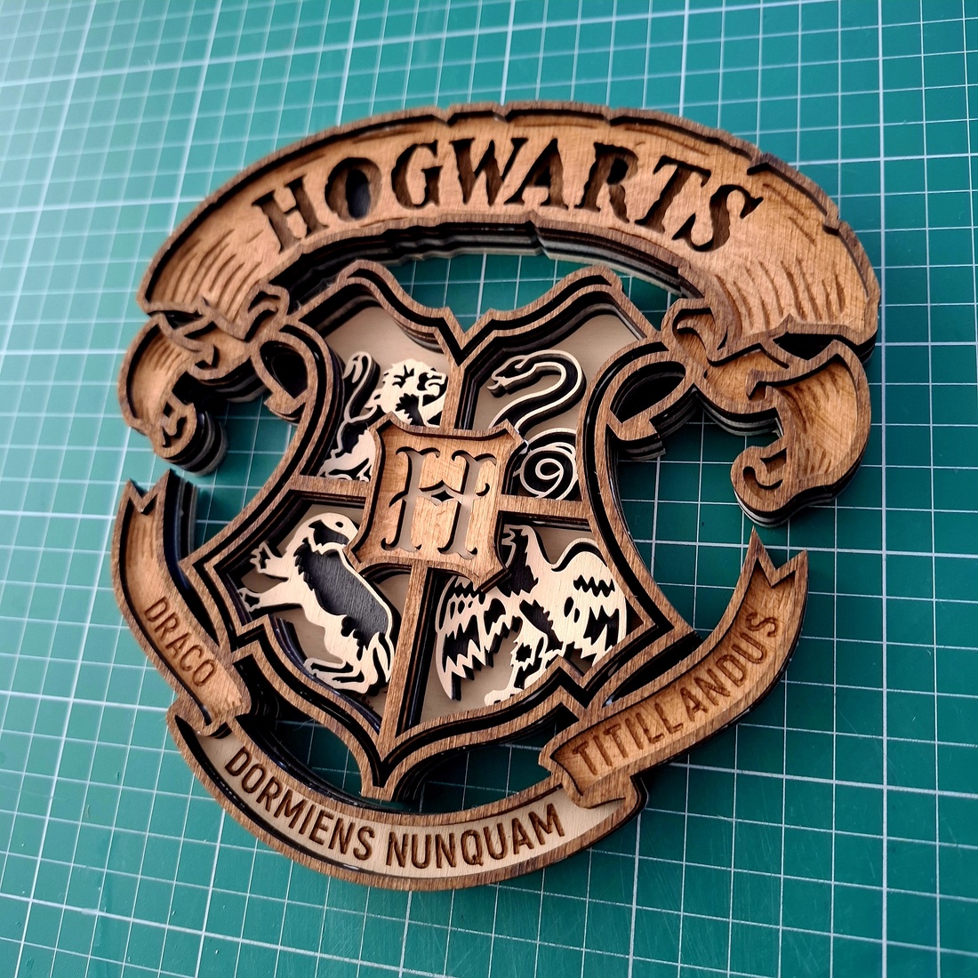 Harry Potter Decor de perete cu blazon - casă & stil de viață - accesorii pentru decorat casa - ornamente - Artynos.ro Harry Potter Decor de perete cu blazon - casă & stil de viață - accesorii pentru decorat casa - ornamente - Artynos.ro