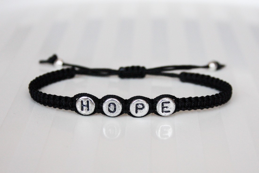 Brățară macramé împletită - Hope cu litere negre - - Artynos.ro Brățară macramé împletită - Hope cu litere negre - - Artynos.ro