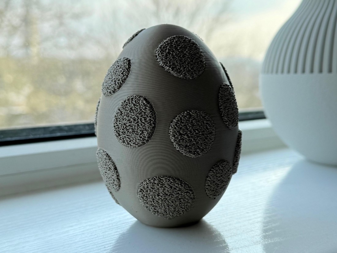 Figurină modernă în formă de ou cu pete � Decorațiune 3D mată, disponibilă în diverse culori -  - Artynos.ro