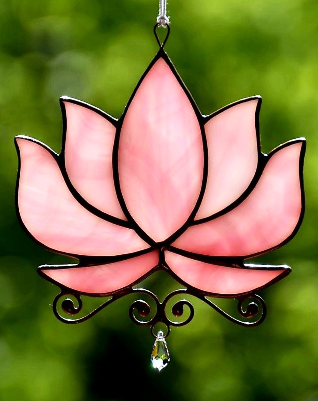 Trandafir lotus cu cristal în fereastră - - Artynos.ro Trandafir lotus cu cristal în fereastră - - Artynos.ro