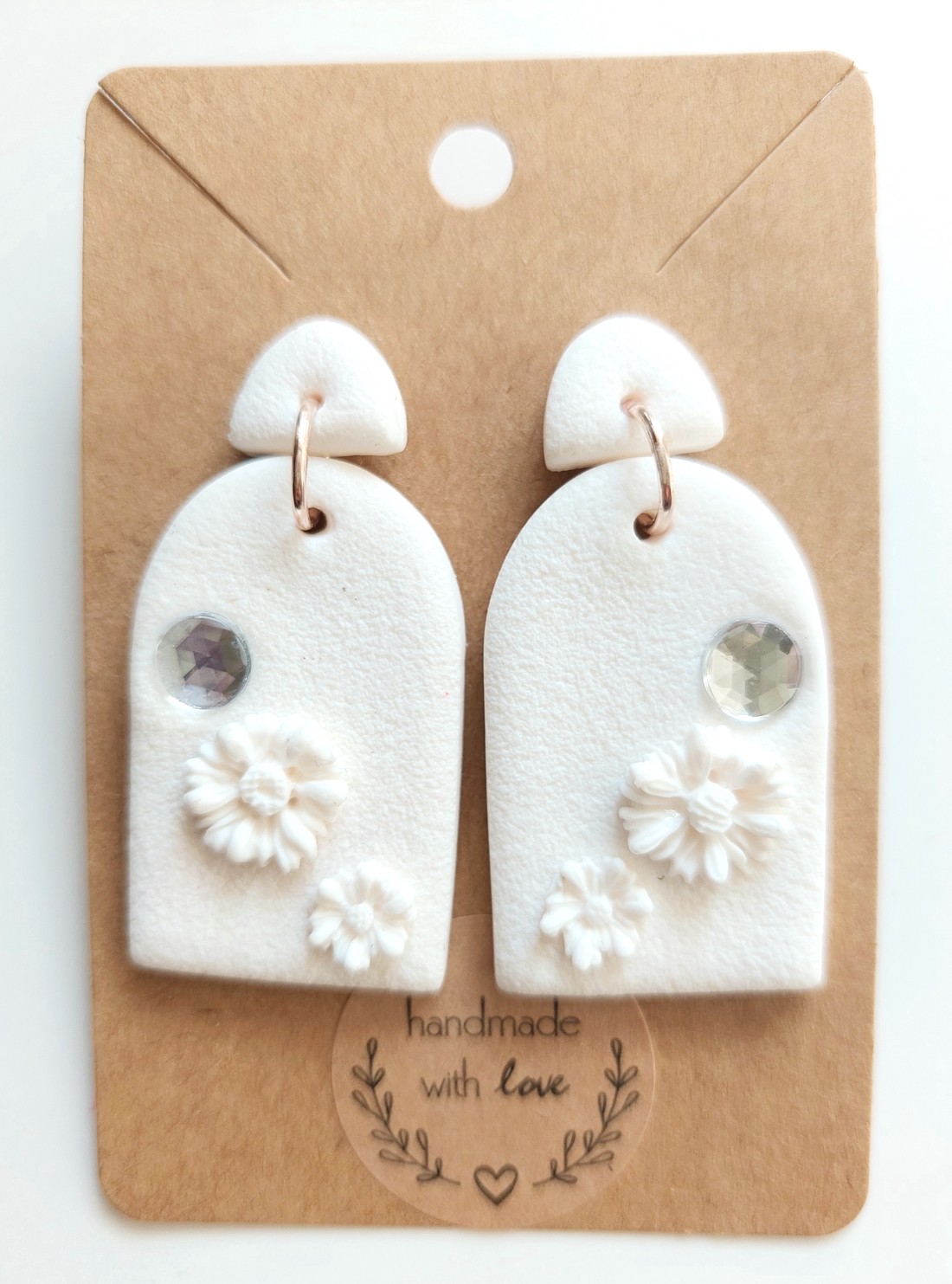 Cercei Eleganță albă - accesorii nuntă - bijuterii mireasă - cercei mireasă - Artynos.ro Cercei Eleganță albă - accesorii nuntă - bijuterii mireasă - cercei mireasă - Artynos.ro