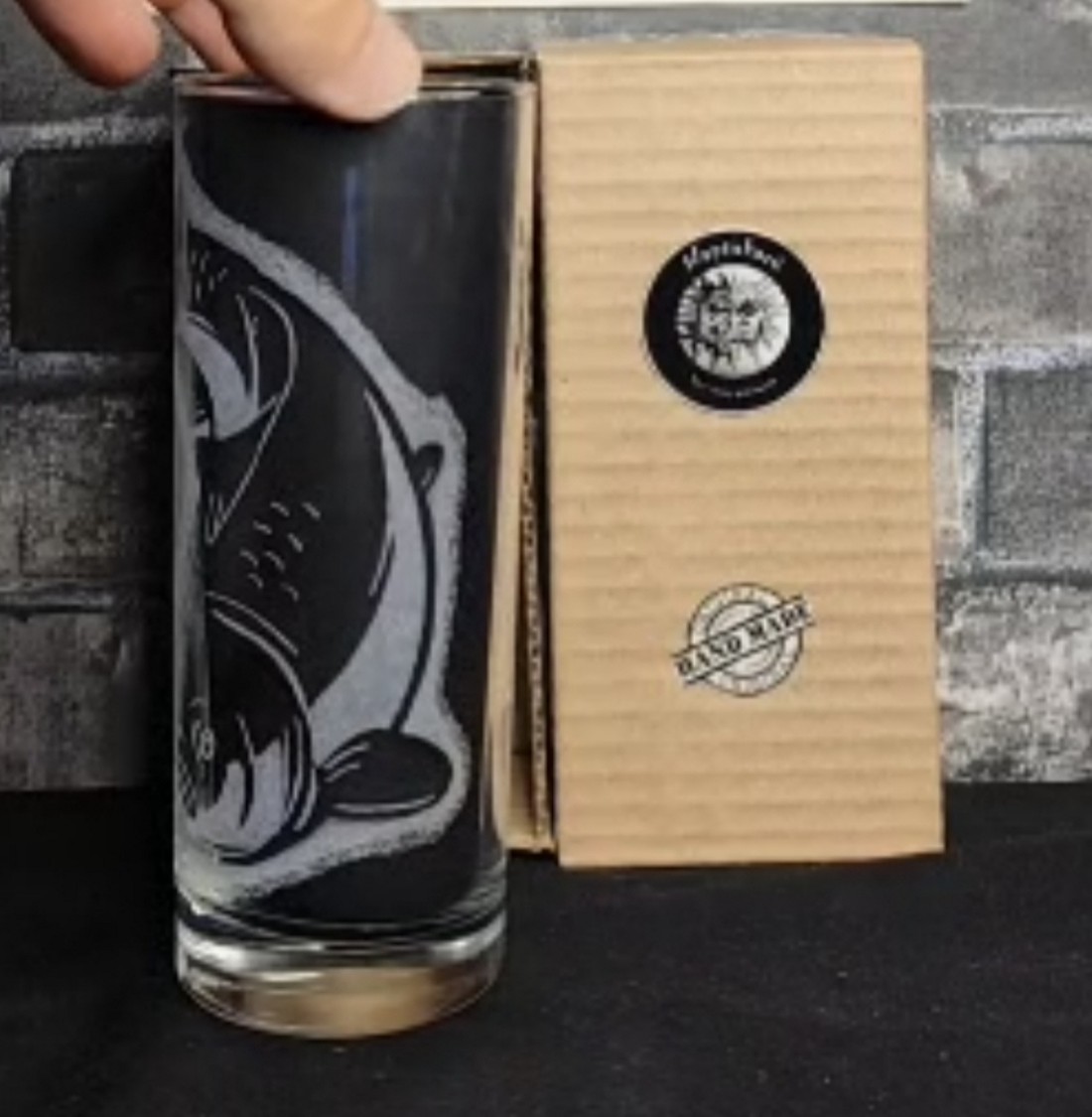 Pahar de sticlă cu model de crap, gravat manual  -  - Artynos.ro