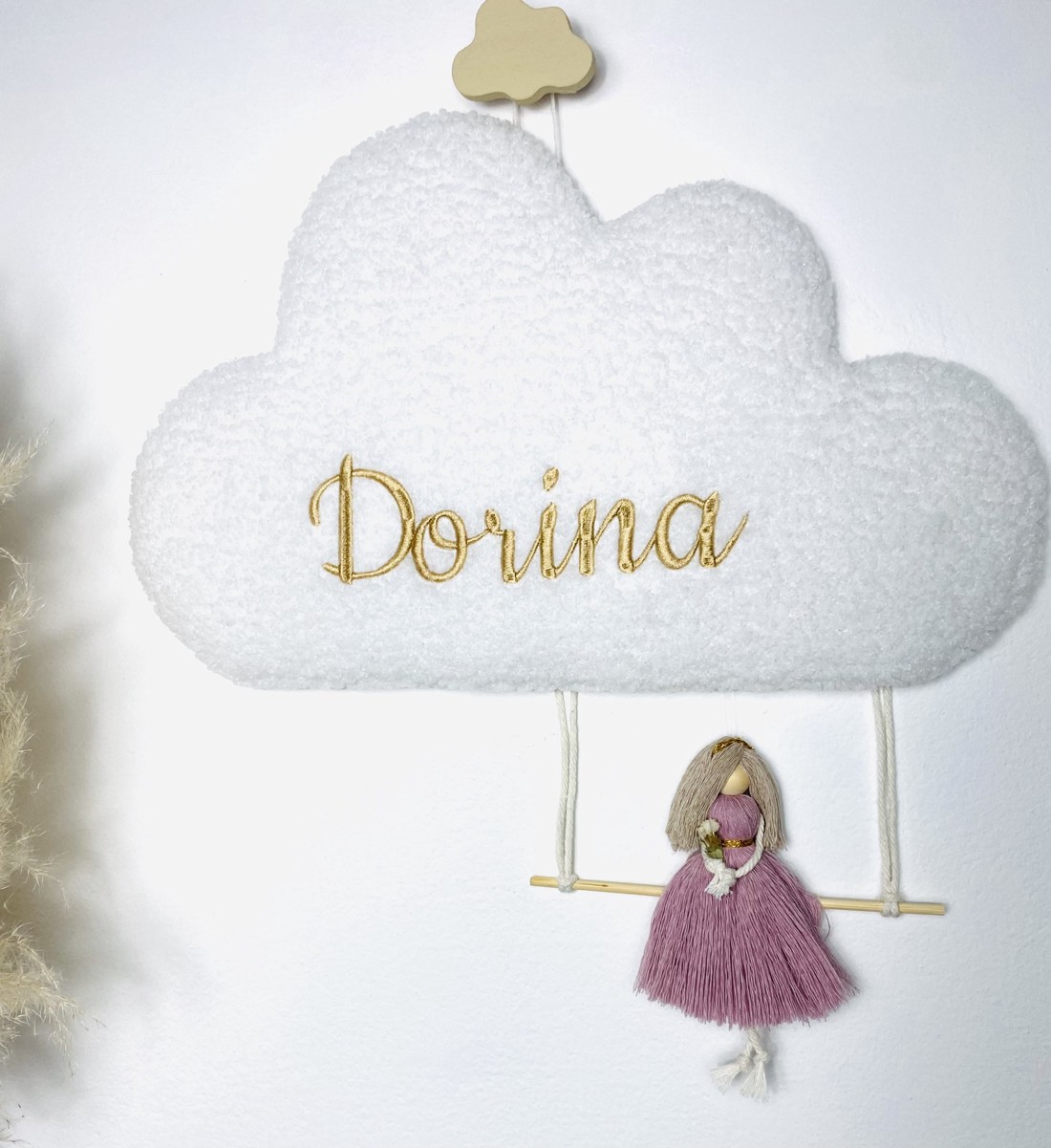 Decorațiune de perete personalizată cu nori de miel brodați și păpușă macramé cu balansoar opțională - - Artynos.ro Decorațiune de perete personalizată cu nori de miel brodați și păpușă macramé cu balansoar opțională - - Artynos.ro