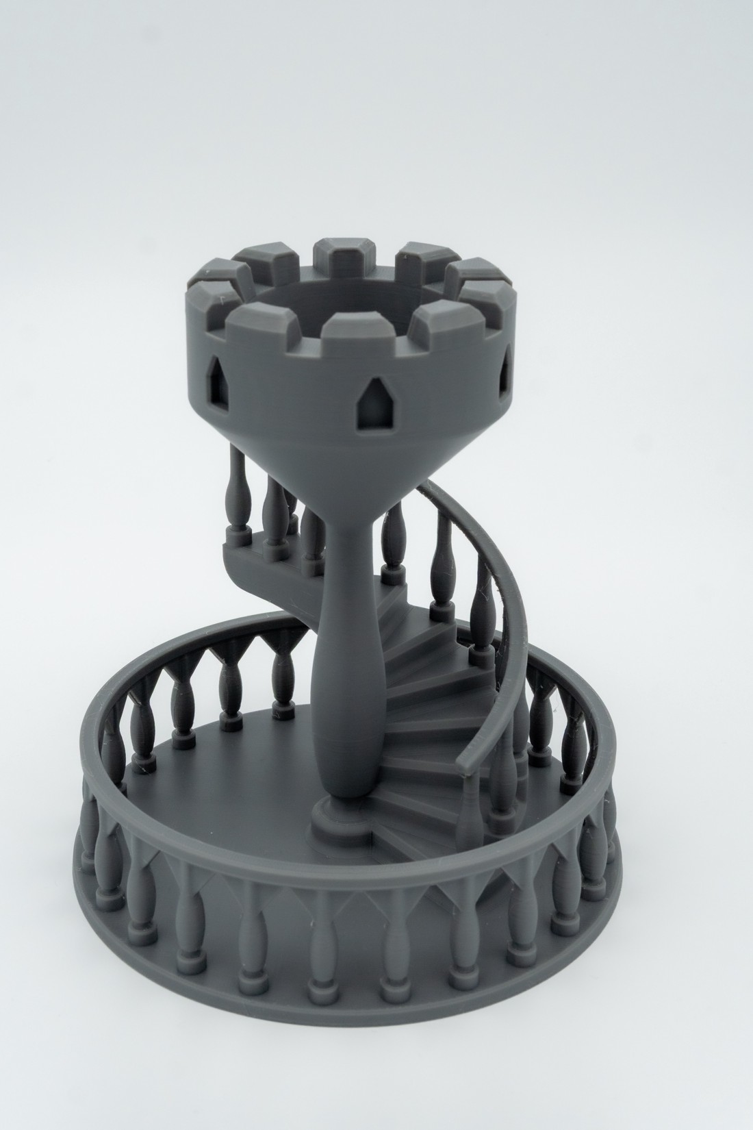 Turn pentru zaruri cu scară în spirală rustică -  - Artynos.ro