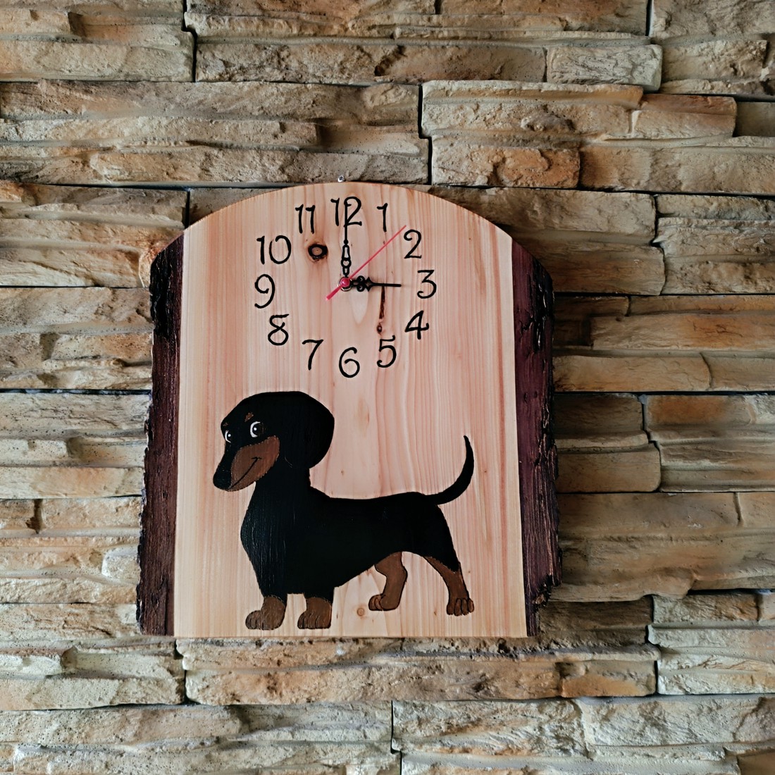 Ceas de perete mare din lemn decorat cu câine teckel -  - Artynos.ro