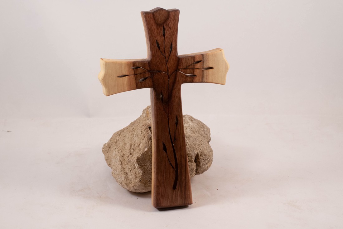 Cruce din lemn modelată, cruce de perete - - Artynos.ro Cruce din lemn modelată, cruce de perete - - Artynos.ro