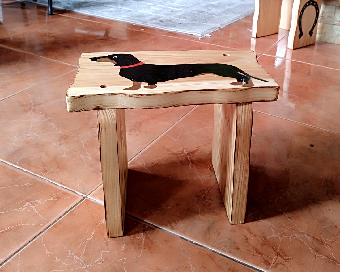 Taburet unic din lemn cu câine dachshund - - Artynos.ro Taburet unic din lemn cu câine dachshund - - Artynos.ro