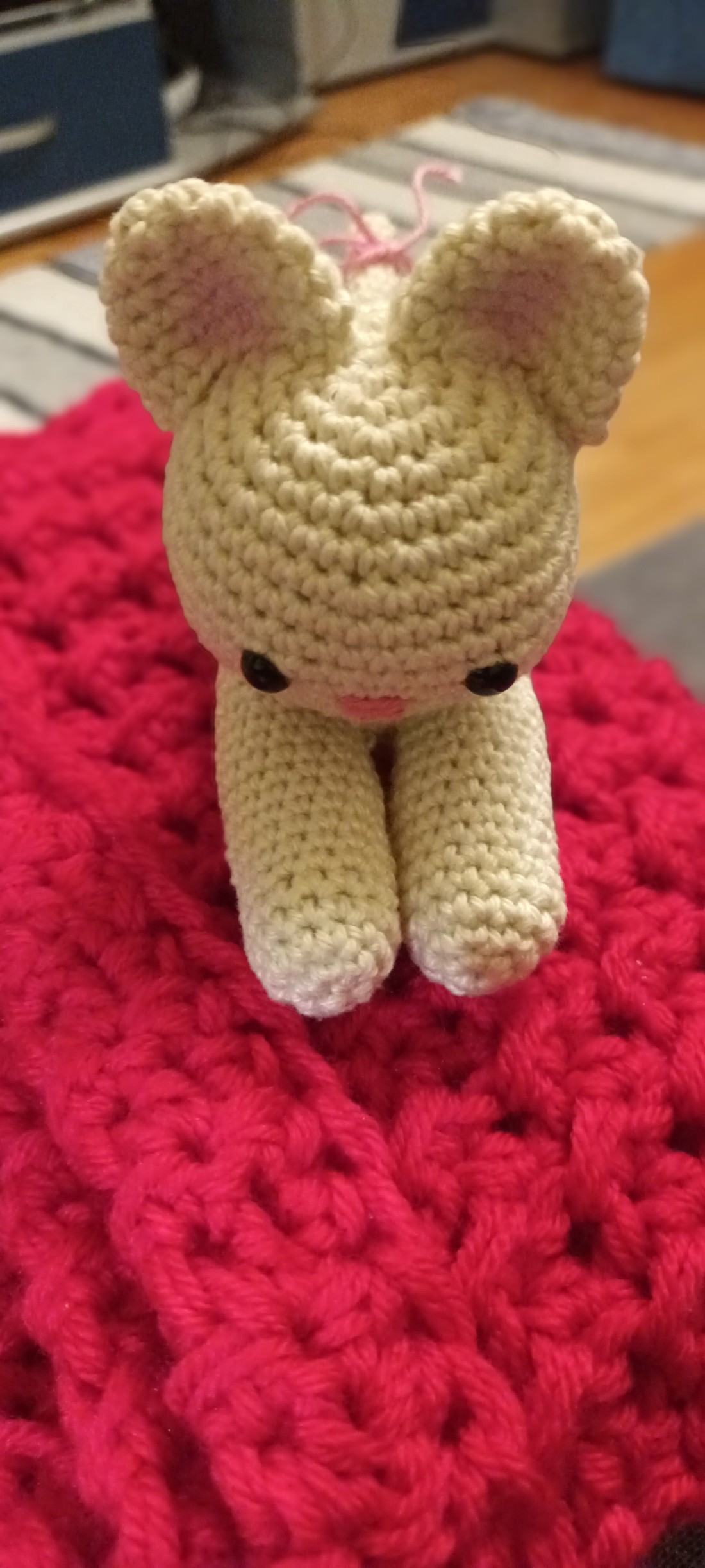 Pisicuță culcată - jucării și echipamente pentru copii - plușuri - pisică de pluș - Artynos.ro