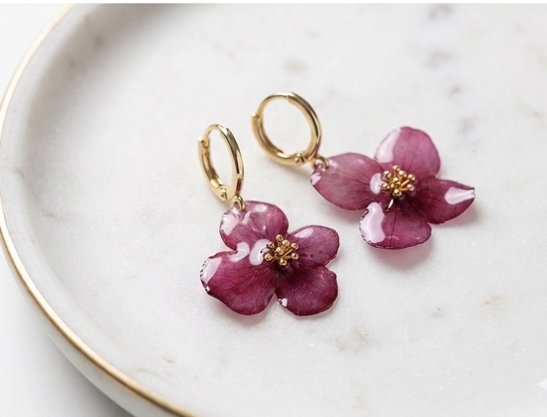 Cercei Hortensia Regală � Aur 18K și Flori Naturale - bijuterii - cercei - cercei din rășină - Artynos.ro