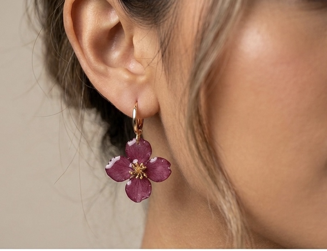 Cercei Hortensia Regală � Aur 18K și Flori Naturale - bijuterii - cercei - cercei din rășină - Artynos.ro