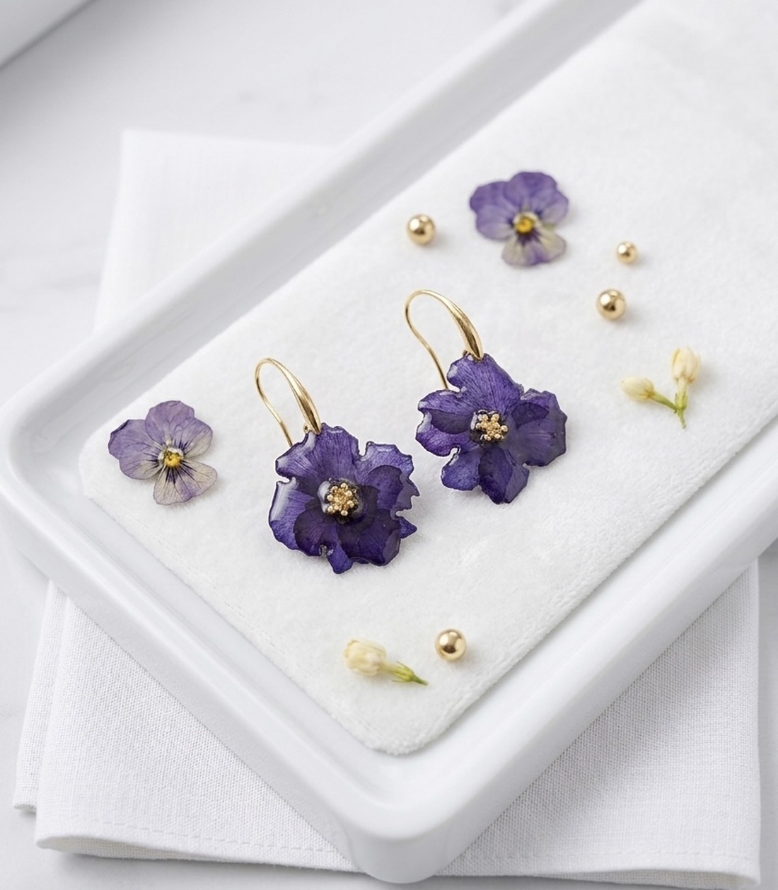 Cercei Handcrafted Flori Naturale și Aur 18K - bijuterii - cercei - cercei din rășină - Artynos.ro