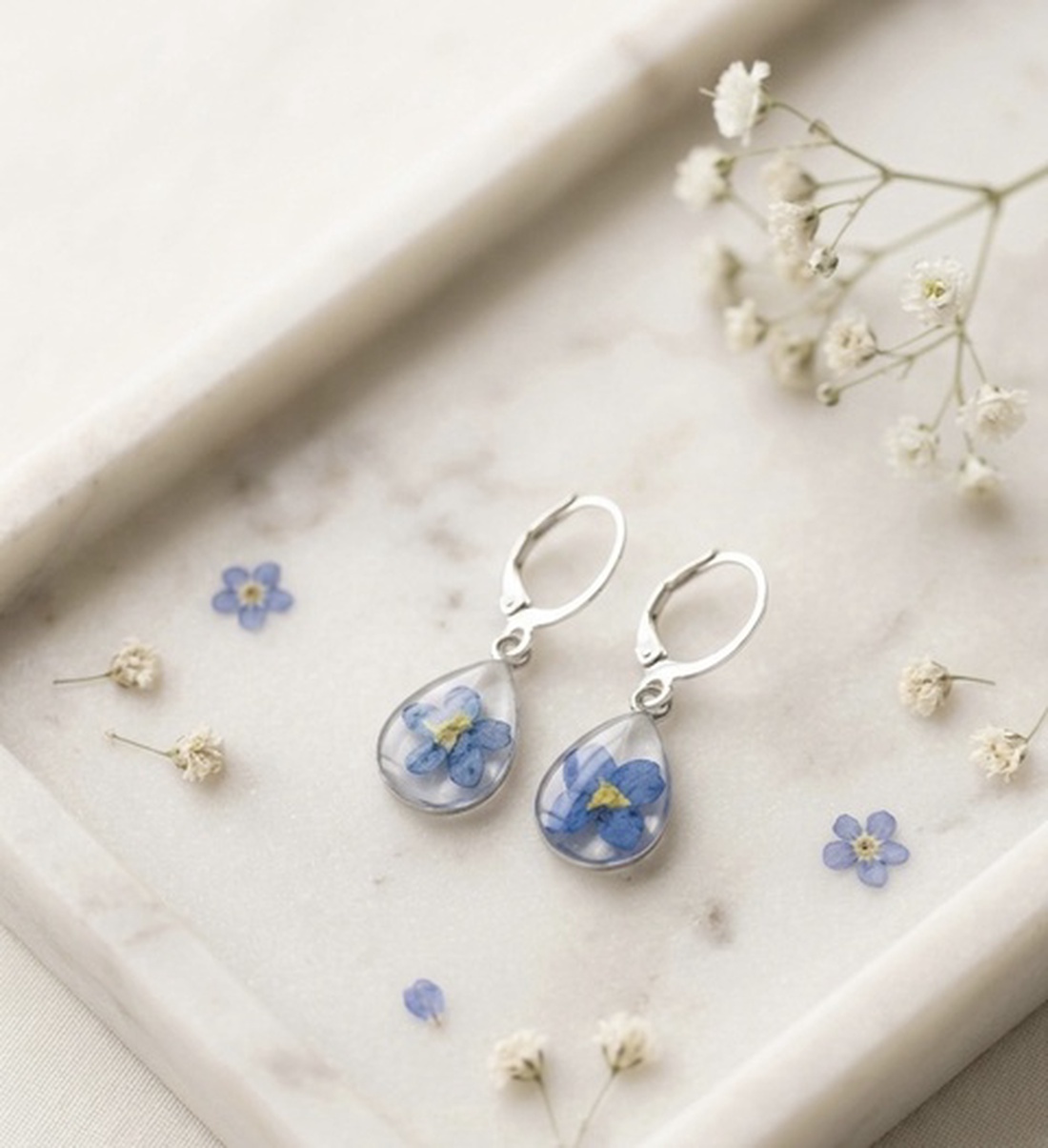 Cercei Micuți Amintiri Albastre cu Flori Naturale Forget-me-not, Argint 925 și Oțel Inoxidabil - bijuterii - cercei - cercei din rășină - Artynos.ro