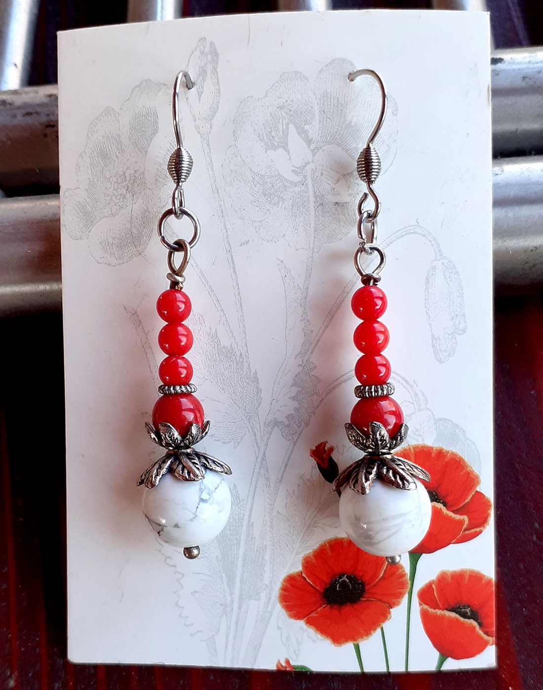 Howlit si coral - bijuterii - cercei - cercei din pietre semiprețioase - Artynos.ro