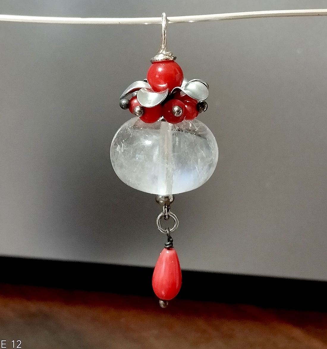 Cristal de stanca, coral si sidef, accesorii din otel inoxidabil compun un pandantiv interesant cu marimea de 1.80x6 cm  - bijuterii - coliere - pandative - Artynos.ro