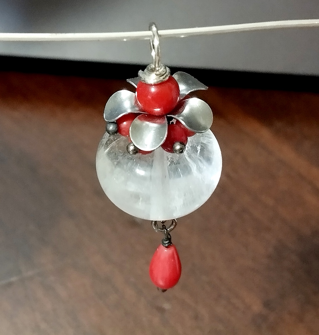 Cristal de stanca, coral si sidef, accesorii din otel inoxidabil compun un pandantiv interesant cu marimea de 1.80x6 cm  - bijuterii - coliere - pandative - Artynos.ro