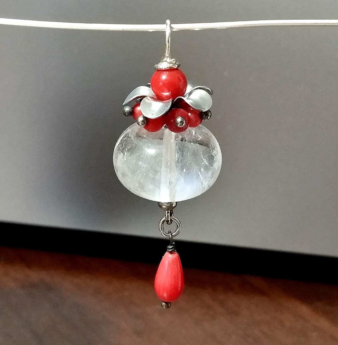 Cristal de stanca, coral si sidef, accesorii din otel inoxidabil compun un pandantiv interesant cu marimea de 1.80x6 cm  - bijuterii - coliere - pandative - Artynos.ro