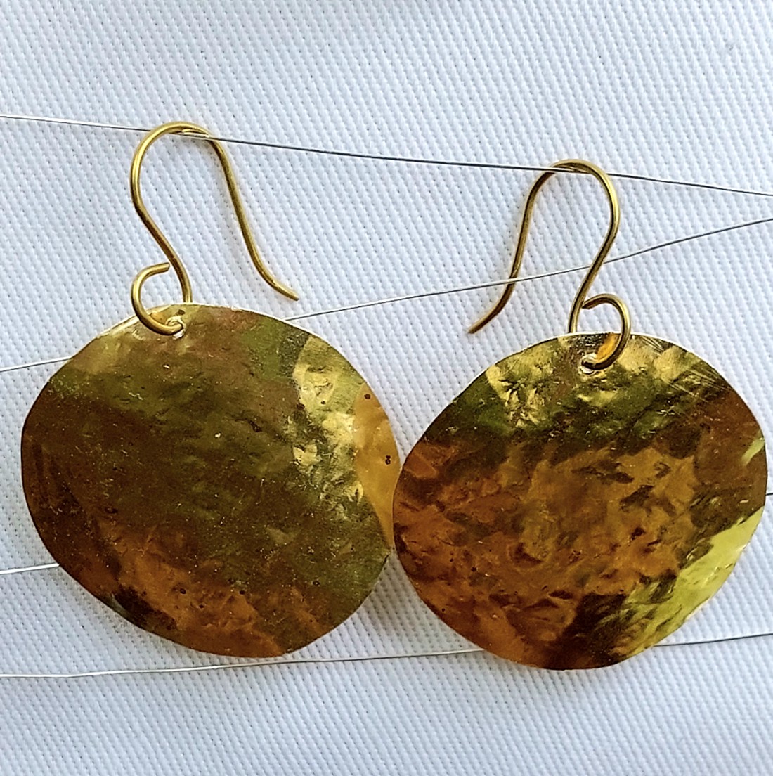 Cercei rotunzi, convexi, din alamă - bijuterii - cercei hoops - Artynos.ro Cercei rotunzi, convexi, din alamă - bijuterii - cercei hoops - Artynos.ro