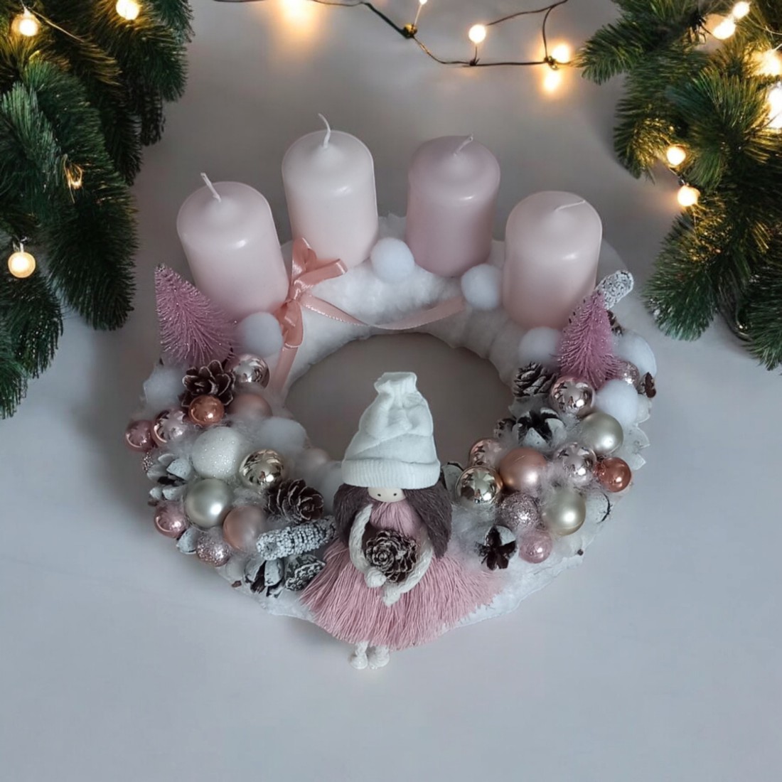Coroană de Advent cu păpușă macramé - roz, alb - crăciun - decorațiuni de advent - coroniță advent - Artynos.ro
