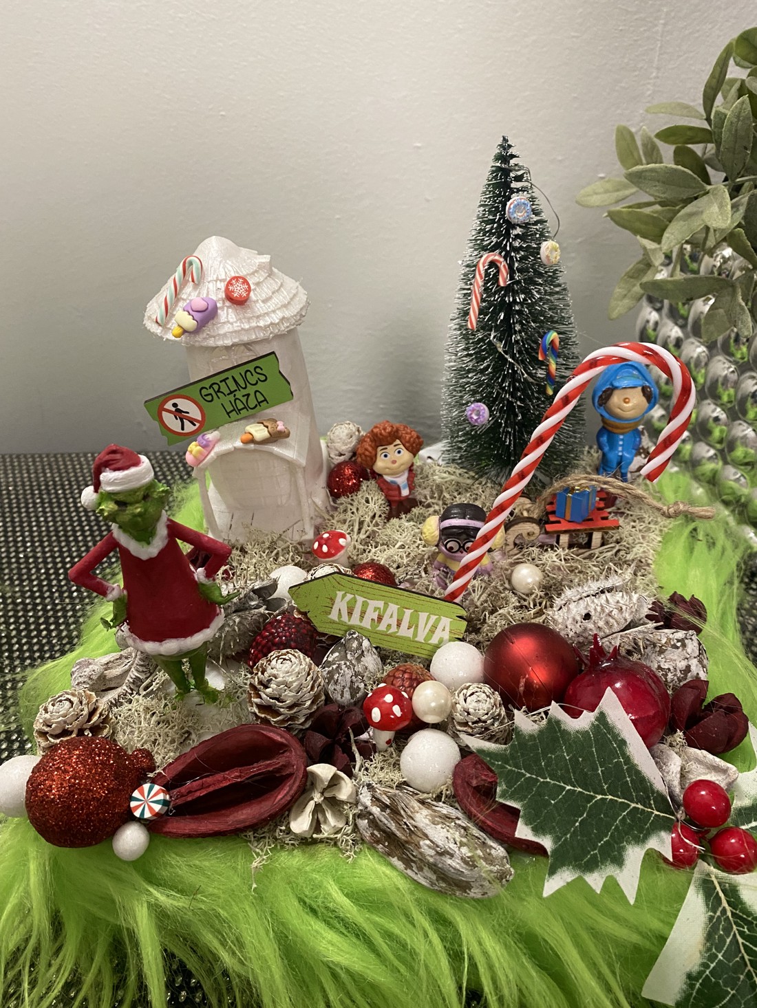 Masa de Crăciun Grinch dis - - Artynos.ro Masa de Crăciun Grinch dis - - Artynos.ro